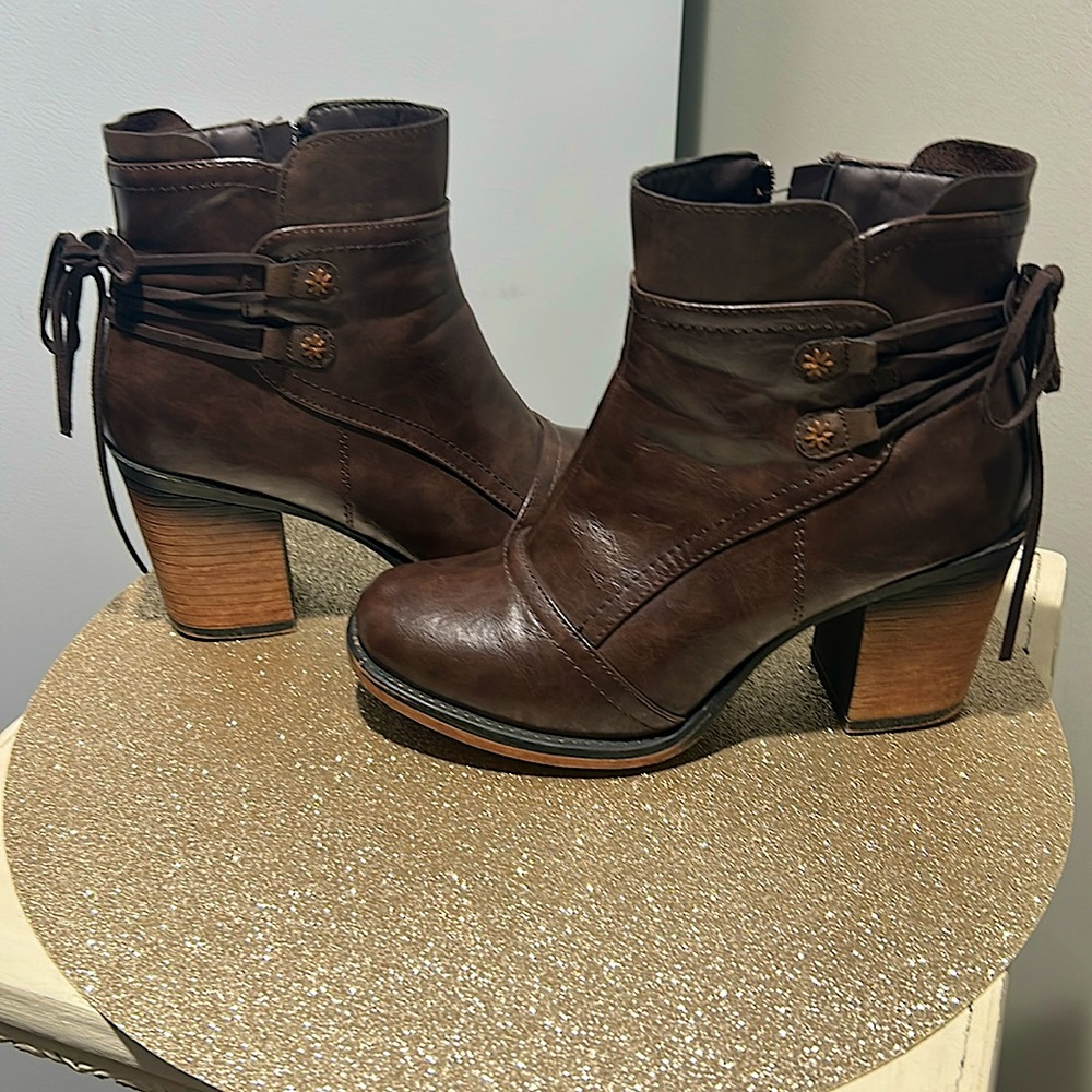 👢Pierre Dumas Brown Booties
 -With Back Tie Detail
SUPER CUTE! - Picture 2 of 5